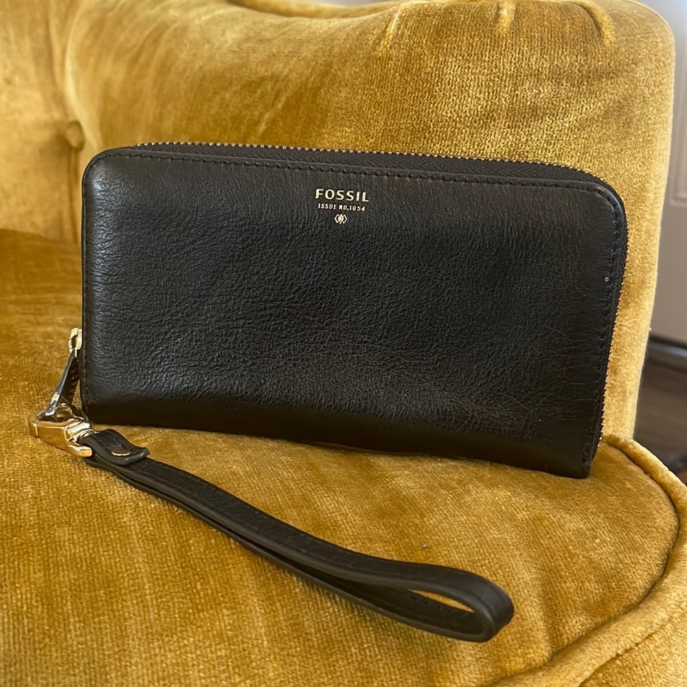 Fossil wristlet 🗝